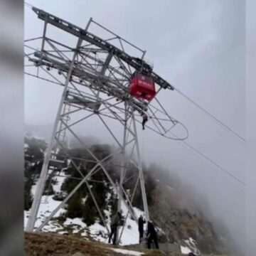 img-338 Turiști salvați cu frânghia din telecabina Bâlea lac. Au rămas suspendați după ce instalația s-a oprit