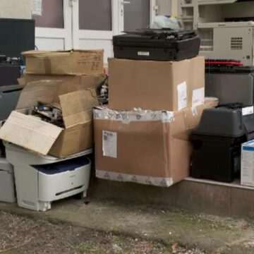 img-381 Elevii unei școli din Bistrița strâng peste o tonă de electronice, electrocasnice și sticlă pentru reciclare