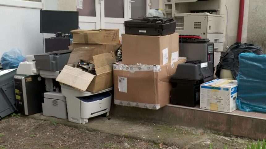 img-381 Elevii unei școli din Bistrița strâng peste o tonă de electronice, electrocasnice și sticlă pentru reciclare