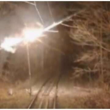 img-420 Intervenție feroviară pentru îndepărtarea unui copac căzut între Lunca Bradului și Răstolița