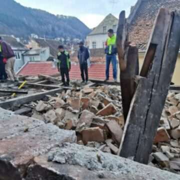 img-426 Imobil din centrul istoric al Brașovului evacuat după prăbușirea unei părți din calcanul clădirii