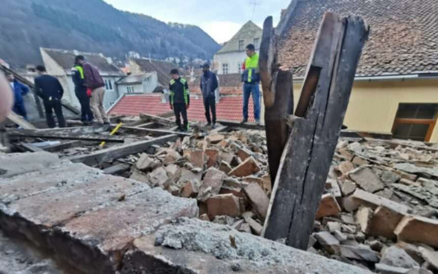 img-426 Imobil din centrul istoric al Brașovului evacuat după prăbușirea unei părți din calcanul clădirii