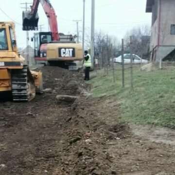 Ieșeanul care s-a trezit cu un excavator și muncitori construind un drum în curtea sa