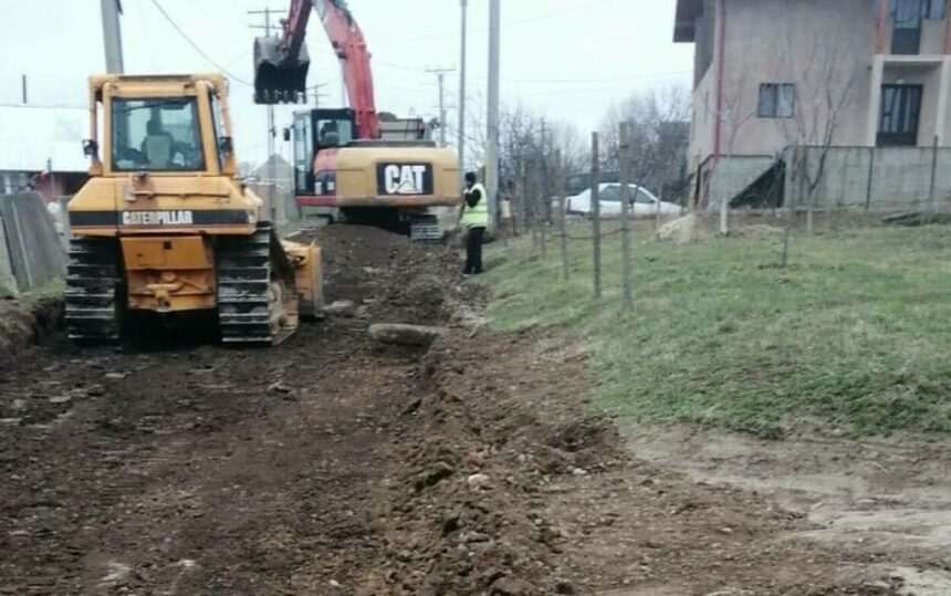 img-450 Ieșeanul care s-a trezit cu un excavator și muncitori construind un drum în curtea sa