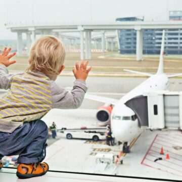 img-455 Doi părinți și-au abandonat bebelușul pe aeroport pentru că nu au vrut să-i cumpere și lui bilet VIDEO