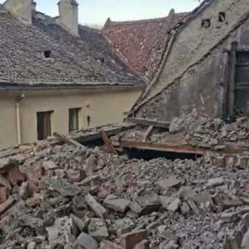 img-475 Familiile care refuză să părăsească o casă din Brașov gata să se prăbușească