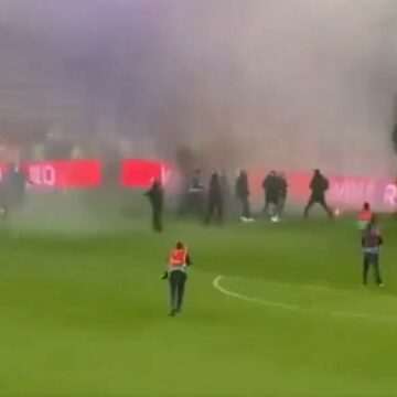 img-484 Haos în fotbal: Ultrașii lui Dinamo și cei ai Stelei s-au luat la bătaie pe gazonul stadionului Arcul de Triumf