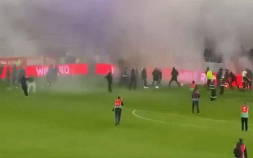 img-484 Haos în fotbal: Ultrașii lui Dinamo și cei ai Stelei s-au luat la bătaie pe gazonul stadionului Arcul de Triumf