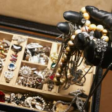 Jaf de un milion de euro într-un muzeu din Italia. Hoții au furat statuete din aur şi bijuterii și s-au făcut nevăzuți