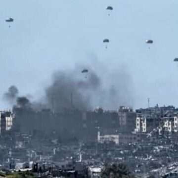 Populația din Gaza, amenințată de foamete. Ajutoare umanitare parașutate în enclavă