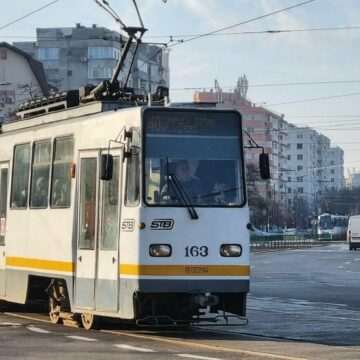 img-620 Doi bărbați prinși în flagrant în timp ce furau bucăți din șina de tramvai de pe Barbu Văcărescu