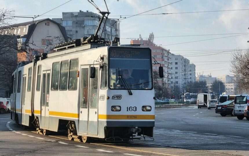 img-620 Doi bărbați prinși în flagrant în timp ce furau bucăți din șina de tramvai de pe Barbu Văcărescu