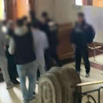 img-636 Elevul din Mureș care și-a bătut diriginta a fumat în timpul orei și s-a urcat pe un dulap. Amenda primită de mama lui