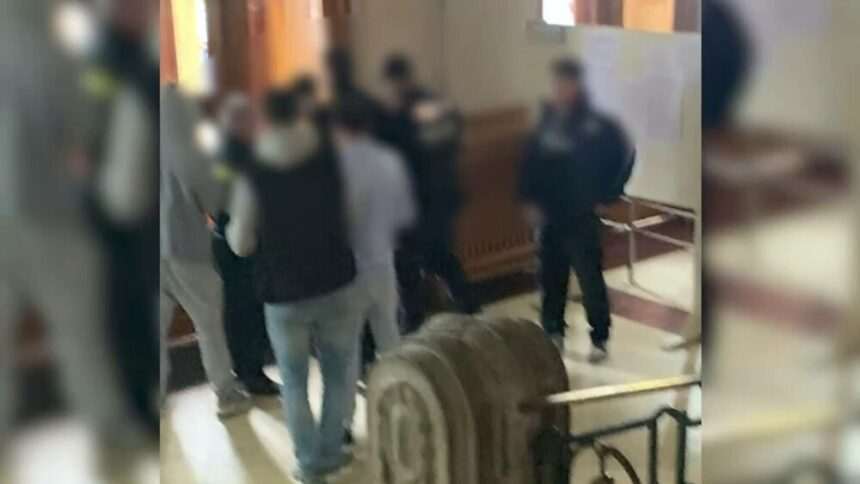 img-636 Elevul din Mureș care și-a bătut diriginta a fumat în timpul orei și s-a urcat pe un dulap. Amenda primită de mama lui