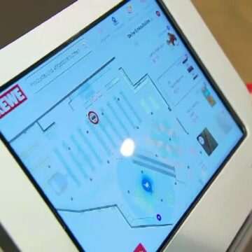 Supermarketul din Köln cu cărucioare dotate cu tablete – Inovație sau nevoie inutilă?