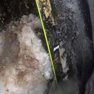 img-673 Momentul în care un schior cade în gol, la baza unei cascade. Era ascunsă de un strat gros de zăpadă | VIDEO