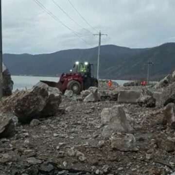 Trafic oprit pe Clisura Dunării pentru detonarea stâncilor de pe versant