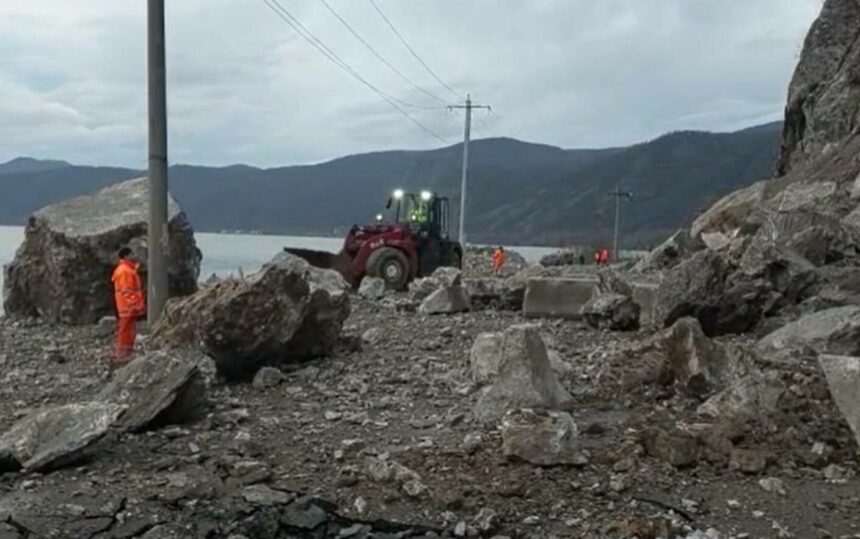 img-740 Trafic oprit pe Clisura Dunării pentru detonarea stâncilor de pe versant