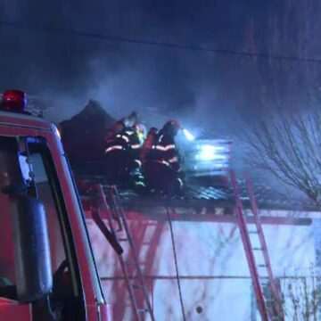 Incendiu puternic în comuna Berceni. Acoperișul unei locuințe a ars complet