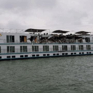 Accident grav: Zeci de persoane rănite după ce o navă de croazieră bulgară s-a izbit de o ecluză pe Dunăre