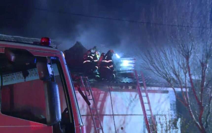 img-82 Incendiu puternic în comuna Berceni. Acoperișul unei locuințe a ars complet