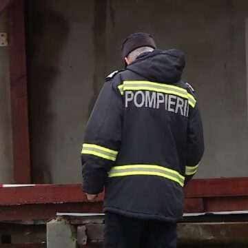 img-836 Incendiu la o casă din Argeș. Un bărbat de 50 de ani e inconștient, un altul de 90 de ani a fost dus la spital