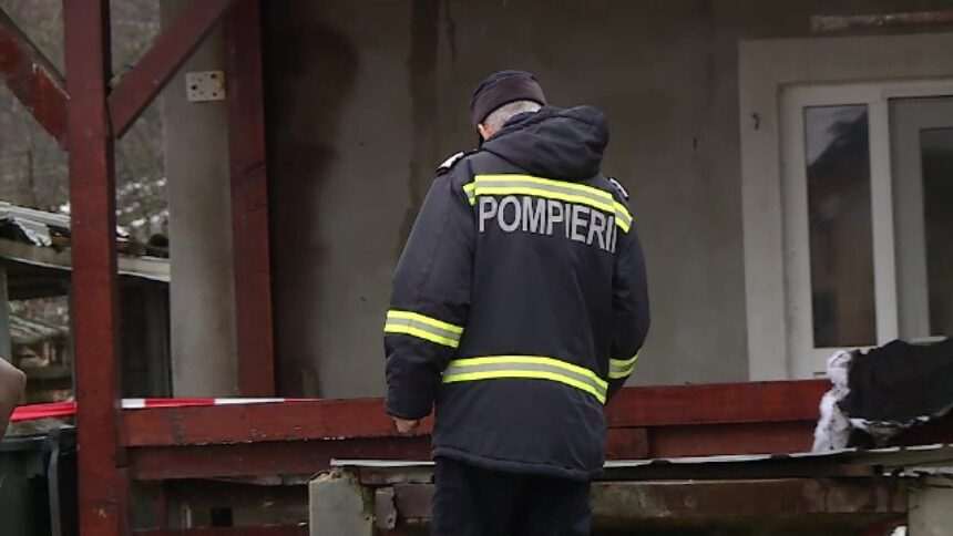 img-836 Incendiu la o casă din Argeș. Un bărbat de 50 de ani e inconștient, un altul de 90 de ani a fost dus la spital
