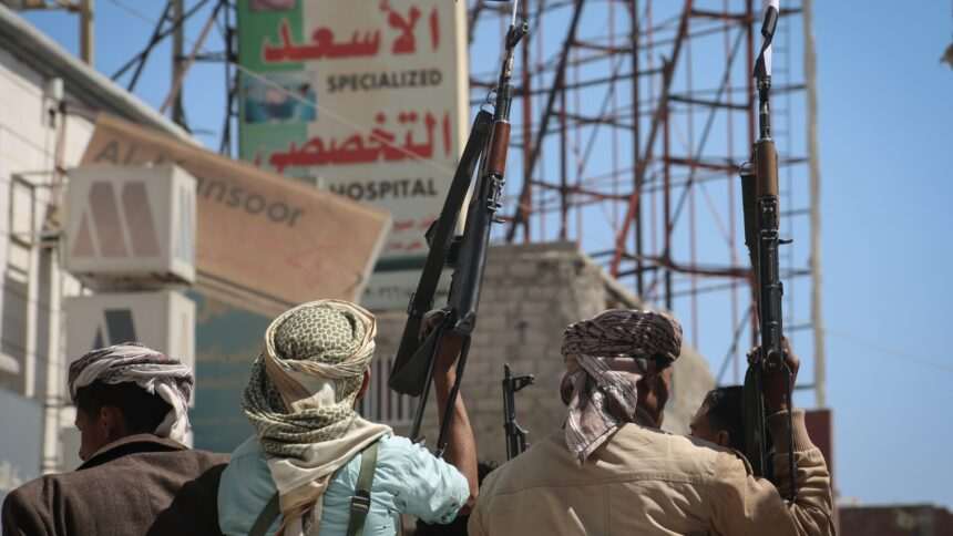 Rebelii houthi amenință că extind atacurile către Oceanul Indian asupra navelor comerciale