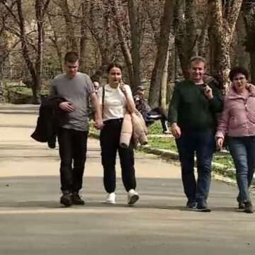 img-948 Bucurie în parcuri: Oamenii s-au bucurat de prima zi cu soare după zile ploioase