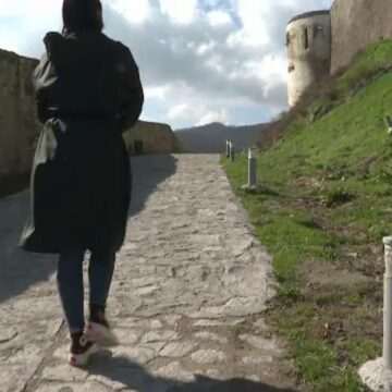 Telecabina nefolosită la Cetatea Devei: turiștii urcă pe jos deși există o variantă modernă