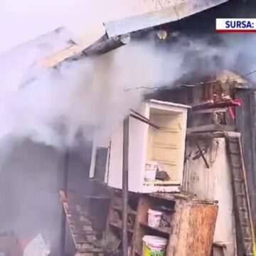 img-959 Incendiu la Vălenii de Munte. O locuință și mai multe anexe gospodărești au luat foc