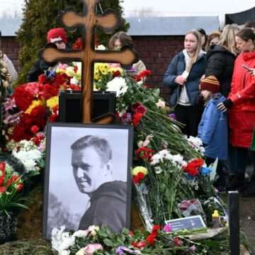 img-978 Zeci de ruşi s-au adunat la mormântul lui Aleksei Navalnîi de la Moscova