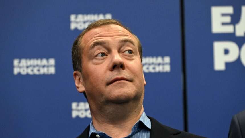 Dmitri Medvedev îl felicită pe Vladimir Putin pentru victoria sa strălucitoare