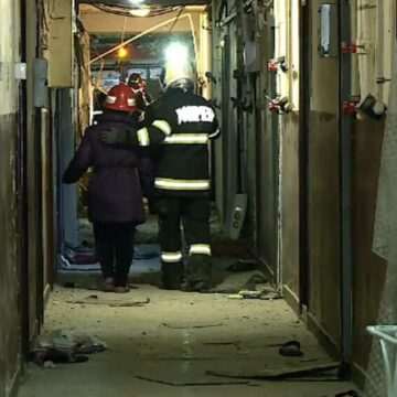 img-1000 Explozia din Craiova: Pompierii continuă căutările sub dărâmături