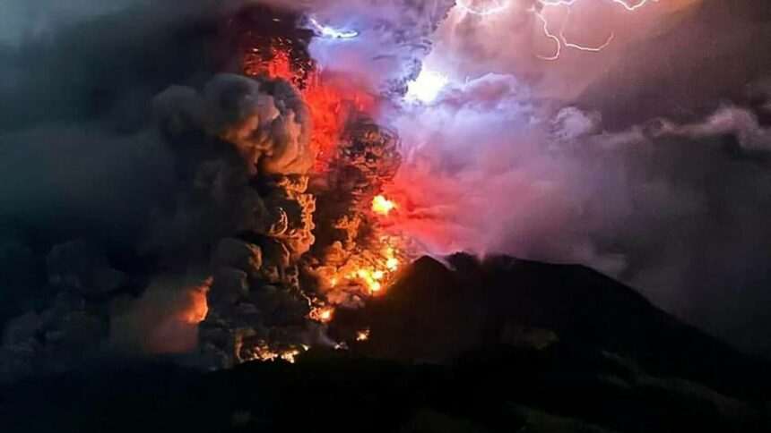 img-1006 Erupția spectaculoasă a vulcanului Ruang din Indonezia: Fulgere violet și evacuări de urgență
