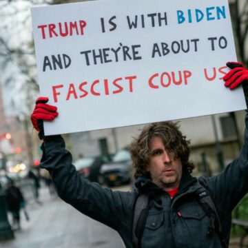 img-1124 Tragedia din fața tribunalului: Bărbatul care și-a dat foc în timpul procesului lui Donald Trump a murit