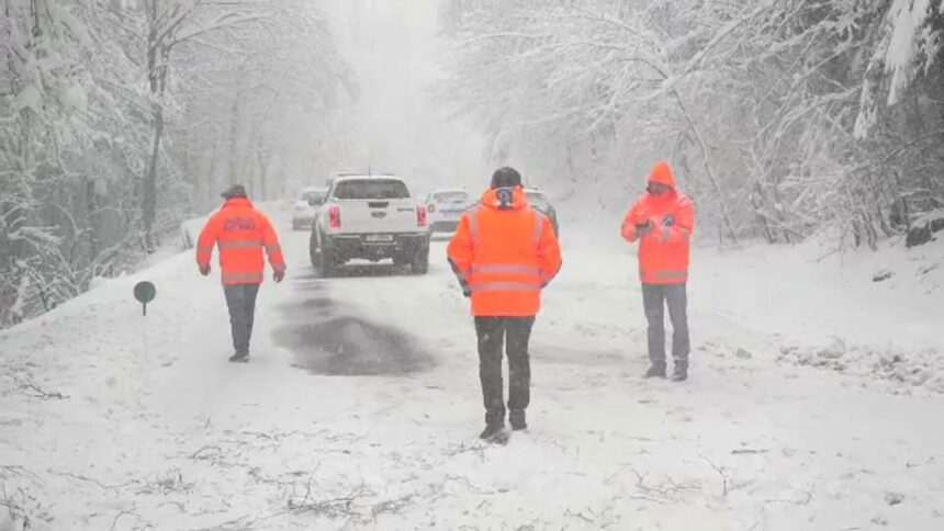 Avertizare de avalanșă: Strat de zăpadă de peste jumătate de metru la munte