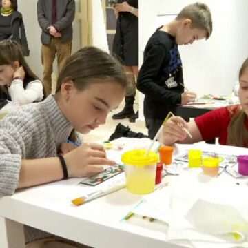 img-1270 Sute de copii din Arad învață să picteze icoane pe sticlă, în „Săptămâna Altfel”