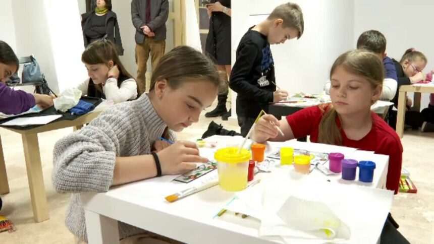 img-1270 Sute de copii din Arad învață să picteze icoane pe sticlă, în „Săptămâna Altfel”