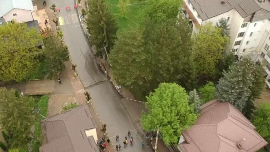 Situație de urgență în Slănic Prahova după surparea străzii din centru