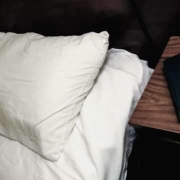 img-1604 Motivul real pentru care în fiecare cameră de hotel există o Biblie și de ce se pun bani printre pagini