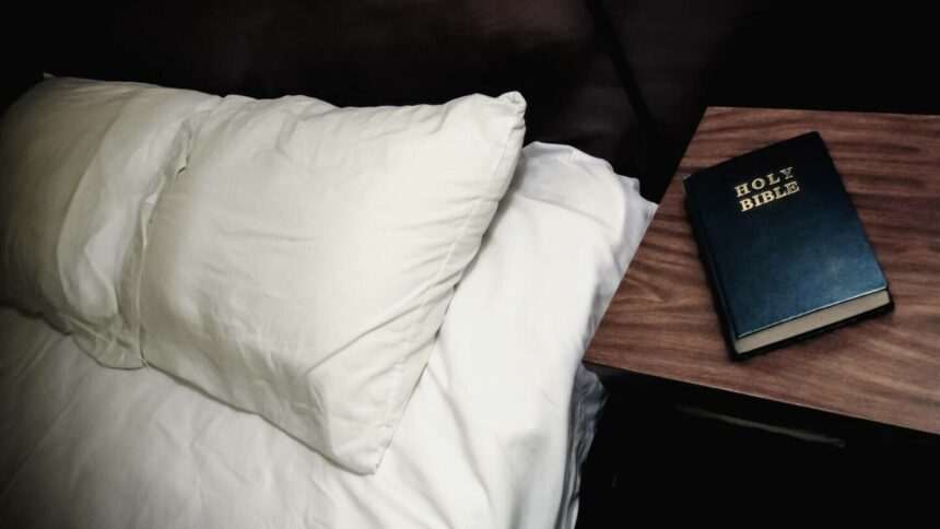 img-1604 Motivul real pentru care în fiecare cameră de hotel există o Biblie și de ce se pun bani printre pagini