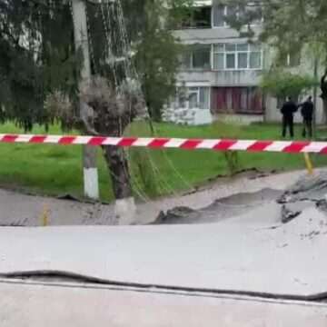 Panică în Slănic Prahova. Ce a apărut în craterul de 60 de metri din centrul orașului. Autoritățile, fără reacție