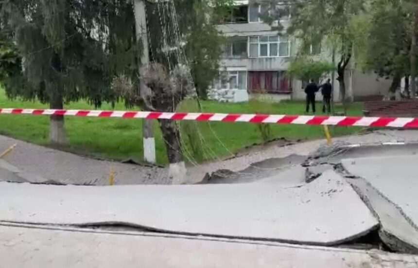 Panică în Slănic Prahova. Ce a apărut în craterul de 60 de metri din centrul orașului. Autoritățile, fără reacție