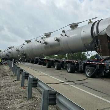 Tragedie pe autostradă: Au murit după ce le-a căzut pe mașină un cilindru de 160 de tone