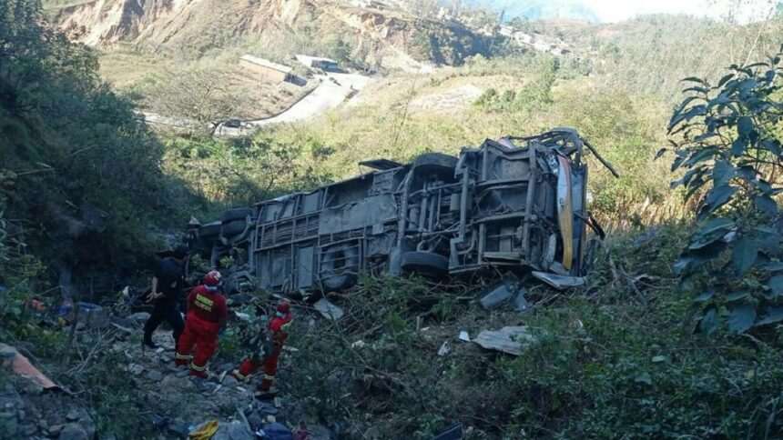 img-1637 Tragedie în Peru. Un autobuz a căzut într-un râu, iar 23 de persoane au murit