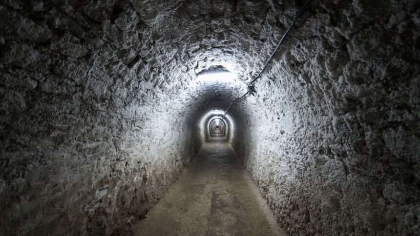 Descoperirea unui tunel misterios în construcție în apropierea unei închisori din Paris