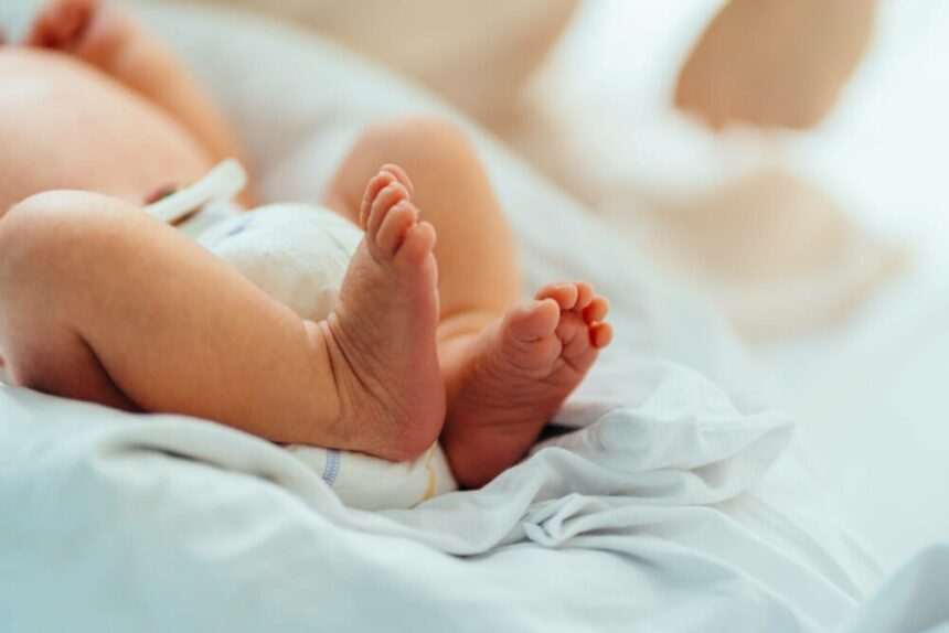 Ajutor de 2.000 de lei pentru mamele aflate în condiții vulnerabile