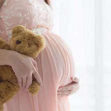 Problema natalității din România: mamelor minore