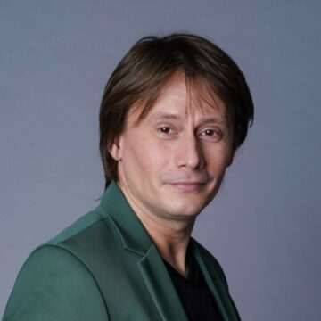 Marius Manole prezintă emisiunea „Întrebarea mesei rotunde” la ACASĂ!